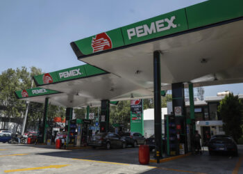El Gobierno federal implementa una medida temporal para disminuir comisiones y moderar el aumento de combustibles en el país.