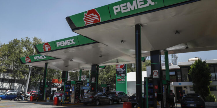 El Gobierno federal implementa una medida temporal para disminuir comisiones y moderar el aumento de combustibles en el país.