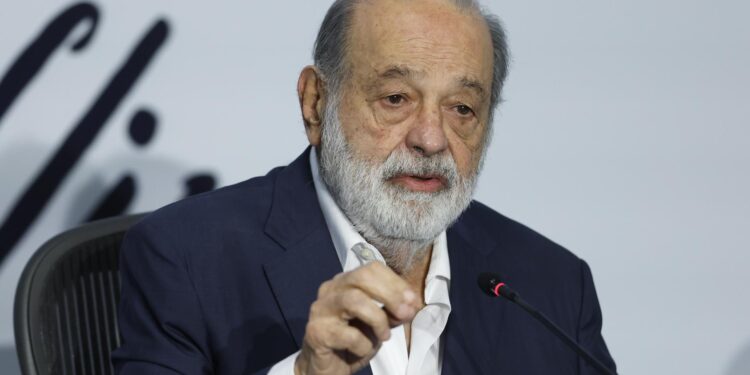 Carlos Slim ha revelado su plan de inversión de 5 mil millones de dólares en México, comenzando el próximo año.