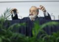 Carlos Slim destaca la importancia de los trabajadores mexicanos en la economía estadounidense, argumentando su escasez de competencias.