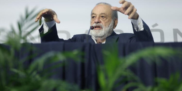 Carlos Slim afirma que la industria estadounidense demanda la mano de obra mexicana para mejorar su competitividad.