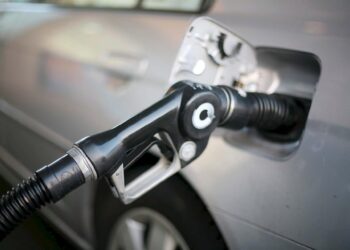 El alza del precio de la gasolina en Estados Unidos repercute gravemente en la economía de los ciudadanos.