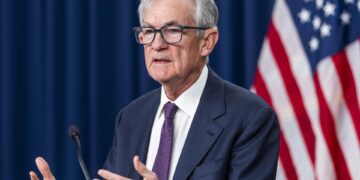Después de ocho años en su cargo, Jerome Powell deja la Fed en un contexto marcado por el COVID-19 y la presión política.
