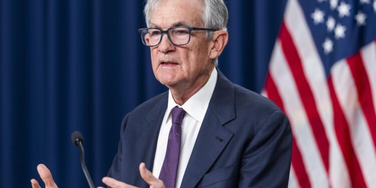 Después de ocho años en su cargo, Jerome Powell deja la Fed en un contexto marcado por el COVID-19 y la presión política.