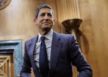 Kevin Warsh, economista propuesto por Trump, se convierte en el nuevo presidente de la Reserva Federal.