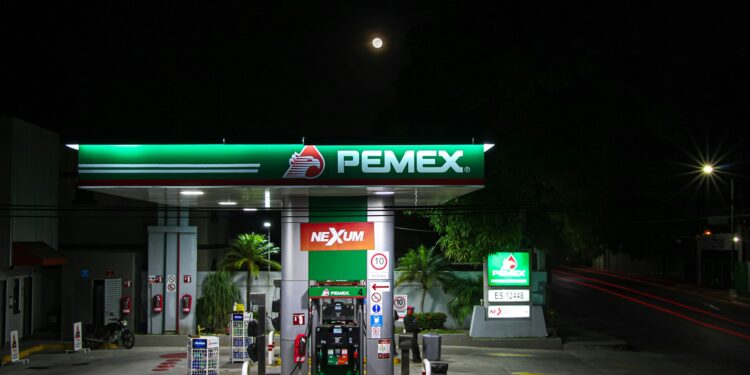 Pemex responde a versiones sobre un desabasto de combustibles que afecta algunas regiones del país.