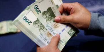 El Inegi reporta una reducción en la pobreza laboral en México, marcando un hito en la economía nacional.