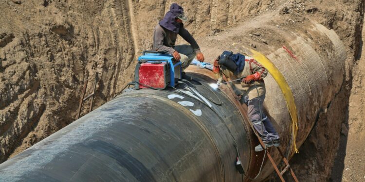 EAU avanza con la construcción de un oleoducto que promete revolucionar el transporte de petróleo en la región.