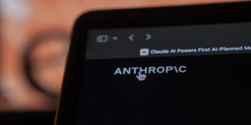 Una acción colectiva busca reparaciones por los planes de inteligencia artificial de Anthropic. Todos los detalles aquí.
