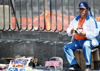 El desempleo en México alcanzó 1.7 millones en mayo, reflejando retos económicos para el país.