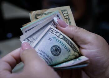 El Departamento del Tesoro de EE.UU. exige a los bancos que identifiquen movimientos financieros de migrantes indocumentados en el sector musical.