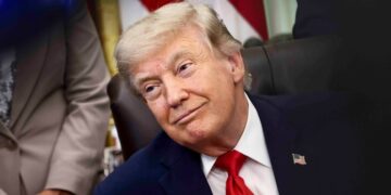 Un tribunal federal favorece al Gobierno de Trump, permitiendo el cobro del arancel global mientras avanza el proceso legal.