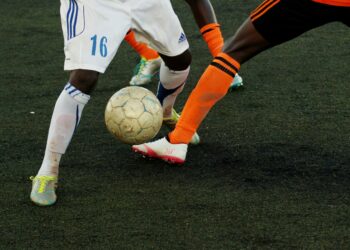 Descubre cómo la temporada futbolera influye en tus decisiones económicas y cuáles son las oportunidades que surgen.
