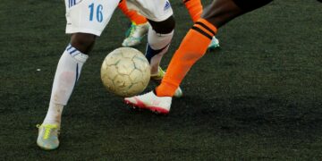 Descubre cómo la temporada futbolera influye en tus decisiones económicas y cuáles son las oportunidades que surgen.