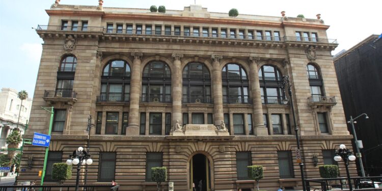 Banxico reafirma su compromiso con la inflación y la estabilidad económica tras mantener la tasa de interés.