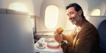 Aeroméxico se une a Bobo Burgers para ofrecer delicias premium durante el vuelo a sus pasajeros. Descubre esta nueva experiencia.