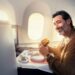 Aeroméxico se une a Bobo Burgers para ofrecer delicias premium durante el vuelo a sus pasajeros. Descubre esta nueva experiencia.