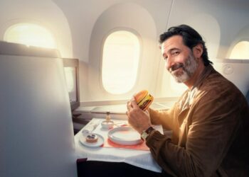 Los pasajeros de Aeroméxico ahora pueden disfrutar de las creaciones de Bobo Burgers durante sus vuelos. Descubre más.