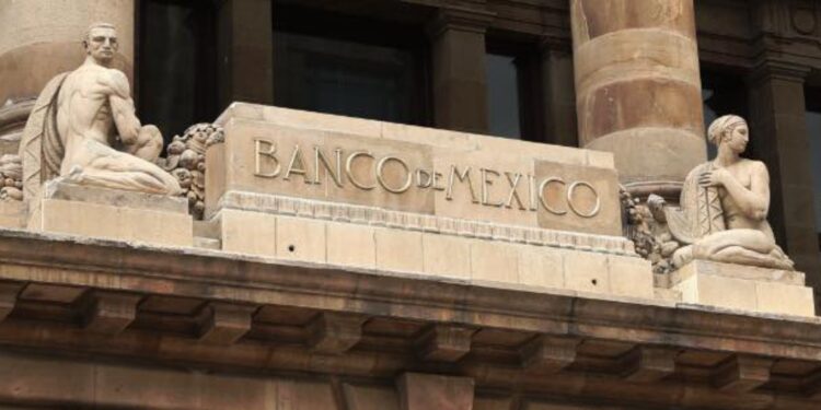 Banxico decide mantener la tasa de interés mientras revisa a la baja sus proyecciones de crecimiento para 2026.