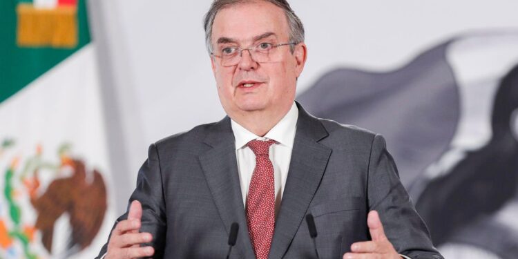 Ebrard resalta que el T-MEC proporciona ventajas competitivas a México en el contexto económico actual.
