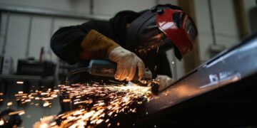 Analizamos cómo el nearshoring genera empleo, pero refuerza la concentración industrial en México, afectando a la música.