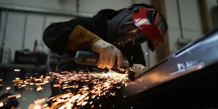 Analizamos cómo el nearshoring genera empleo, pero refuerza la concentración industrial en México, afectando a la música.