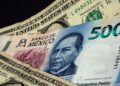 Claudia Sheinbaum destaca que la reciente baja del dólar fortalece la economía mexicana pero afecta a exportadores.