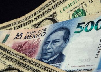 Claudia Sheinbaum destaca que la reciente baja del dólar fortalece la economía mexicana pero afecta a exportadores.