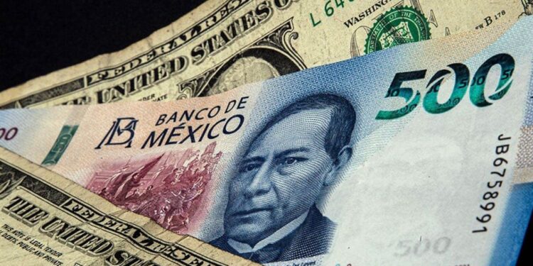 Claudia Sheinbaum destaca que la reciente baja del dólar fortalece la economía mexicana pero afecta a exportadores.