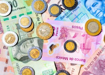 Descubre cómo el súper peso beneficia y afecta a la economía, facilitando el consumo de productos extranjeros y viajes.
