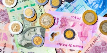 Descubre cómo el súper peso beneficia y afecta a la economía, facilitando el consumo de productos extranjeros y viajes.