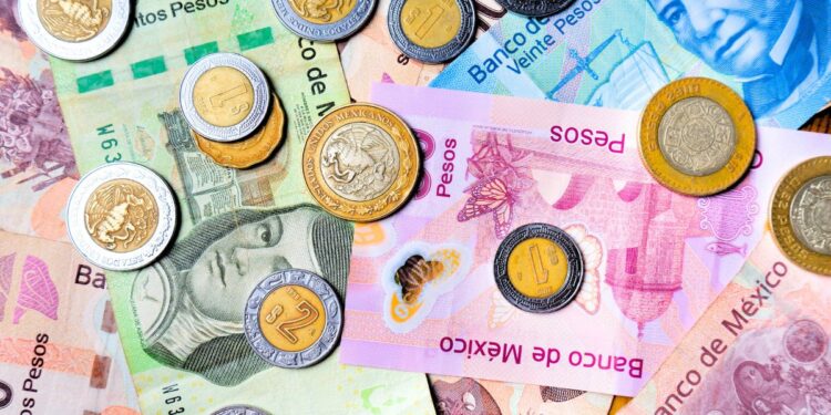 Descubre cómo el súper peso beneficia y afecta a la economía, facilitando el consumo de productos extranjeros y viajes.