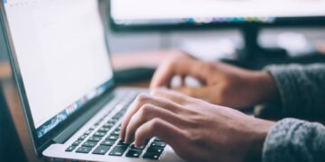 Más de 57 millones de mexicanos carecen de un trabajo digno, destacando mujeres y jóvenes como los más afectados.
