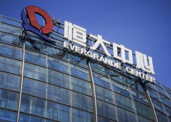 El fundador de Evergrande, un gigante inmobiliario, enfrenta cadena perpetua tras ser hallado culpable de múltiples delitos de fraude.