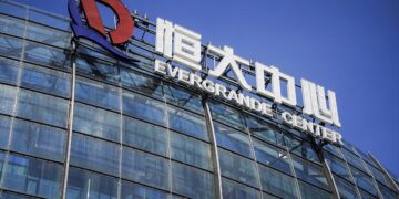 El fundador de Evergrande, un gigante inmobiliario, enfrenta cadena perpetua tras ser hallado culpable de múltiples delitos de fraude.