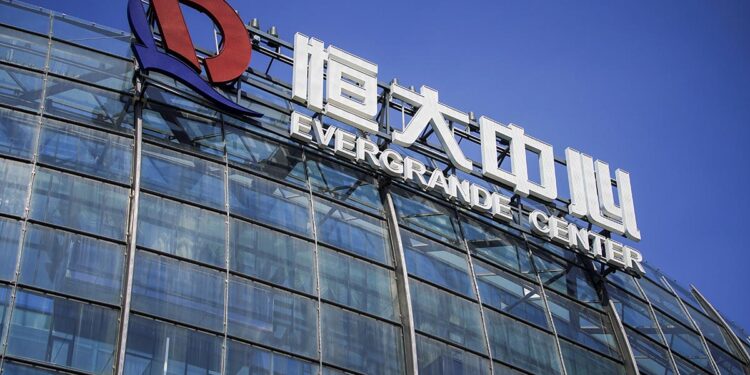 El fundador de Evergrande, un gigante inmobiliario, enfrenta cadena perpetua tras ser hallado culpable de múltiples delitos de fraude.